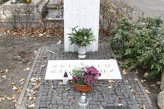 Tak wyglądają groby Zapasiewicza, Tyma, Kołaczkowskiej, Stoparczyk