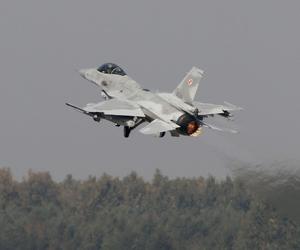 Mieszkańców Warszawy mógł przestraszyć głośny huk. Na niebie pojawiły się F-16