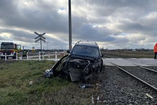 Na przejeździe kolejowo-drogowym w Mordach pociąg uderzył w osobówkę