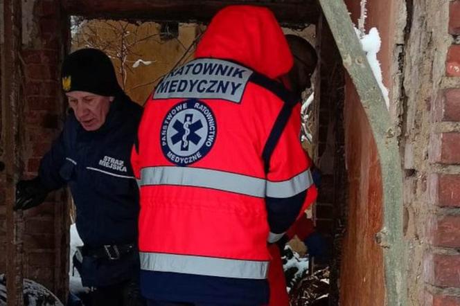 Straż Miejska z Ostrowca Świętokrzyskiego pomogła bezdomnemu mężczyźnie.