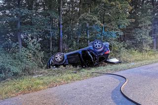 Kędzierzyn-Koźle: Groza na Brzechwy! Zahaczyła lusterkiem, on dachował z dziećmi, ona uciekła [ZDJĘCIA]