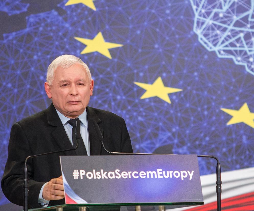 Kaczyński i flaga UE