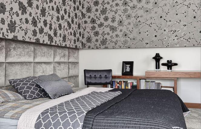 Sypialnia z tapetą w szare kwiaty