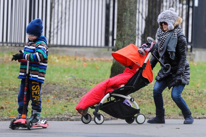1PUBL_KATARZYNA CICHOPEK NA SPACERZE Z DZIEĆMI