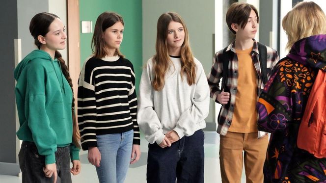 Barwy szczęścia, odc. 3223. Emilka (Jessica Frankiewicz),  Emil (Artem Malszczuk), Alina (Iga Czechowicz), Gośka (Natalia Skrzypek), Iga (Laura Zawadka)