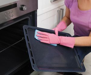 Wysmaruj, posyp i po 15 minutach zwiń w kulkę. Wyczyścisz brudną blachę piekarnika bez chemii, a spalenizna odejdzie bez problemu. Czyszczenie blachy od piekarnika