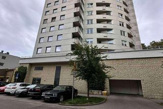 Mieszko R. ukończył prestiżowe liceum w Trójmieście. Sąsiedzi z Gdyni: Spokojny, przygarbiony. Taki mól książkowy