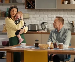 Pierwsza miłość, odcinek 3615: Kinga po chemioterapii narazi córkę Artura na niebezpieczeństwo. Straci przytomność przy Tosi - ZDJĘCIA