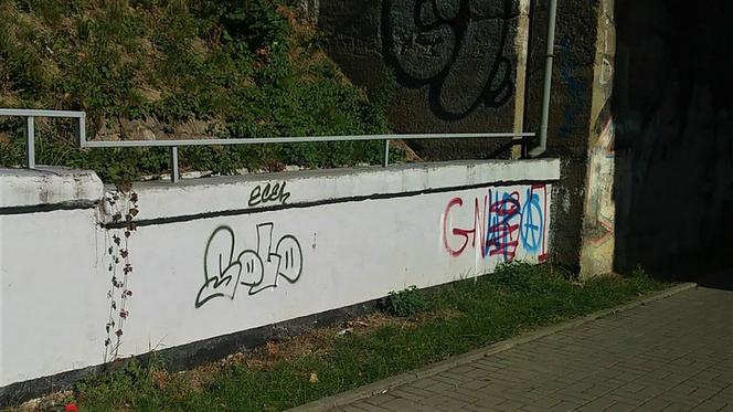 Wiadukt nad ul. Ku Słońcu padł ofiarą pseudografficiarzy
