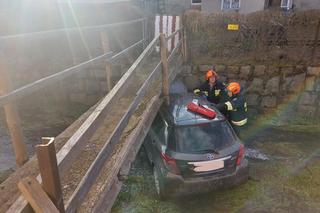 Samochód wpadł do rzeki. Kierowca nie żyje, pasażer został ranny