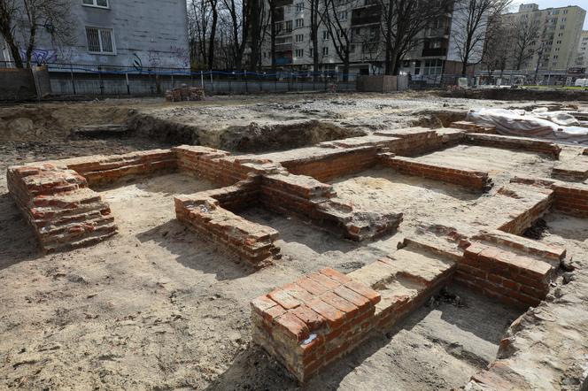 Prace archeologiczne na rogu ul. Anielewicza i al. Jana Pawła II w Warszawie