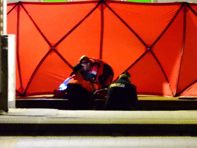 Młody mężczyzna wpadł między peron a pociąg w Warszawie. Został zmiażdżony