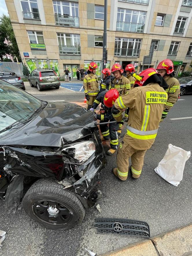 Pijany staranował barierki przy przystanku tramwajowym. O krok od tragedii w Warszawie