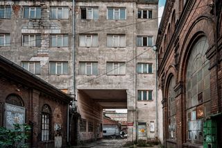 Stocznia Cesarska w Gdańsku, jej zabytkowe hale i przybudówki z czasów PRL