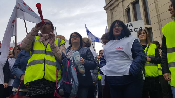 Pracownicy sanepidu w Bydgoszczy wyszli na ulice i zaprotestowali! [ZDJĘCIA]