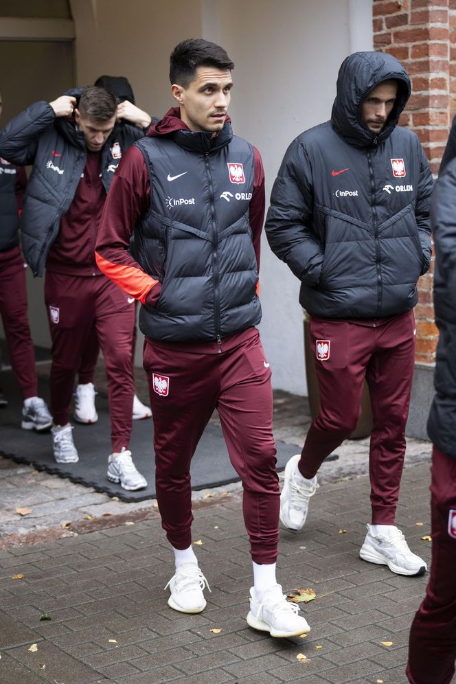 Reprezentacja zmokła na spacerze. Lewandowski się krył przed deszczem