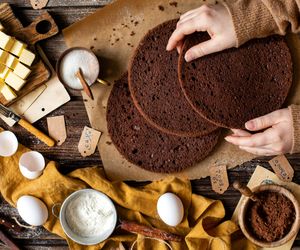 Czekoladowy biszkopt do tortów: najlepszy przepis od cukiernika