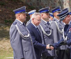 Policjanci z całego powiatu świętowali w Lubawie. Wręczono medale i awanse