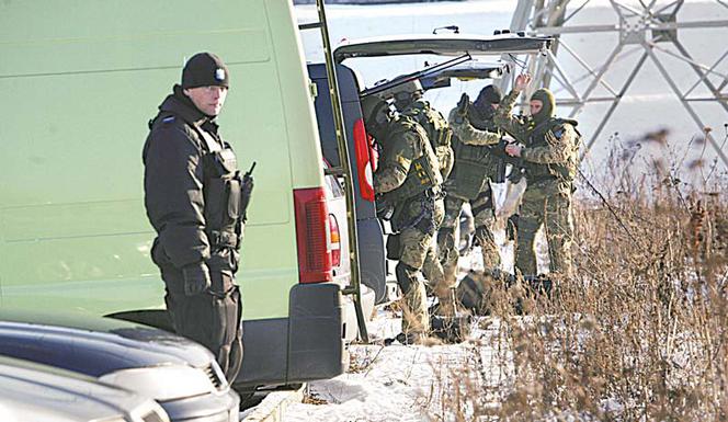 Gliniarz dźgnął żonę i strzelił sobie w głowę