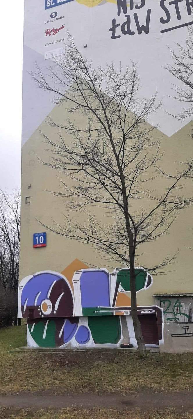 Mural "Anioła" z serialu "Alternatywy 4" na Ursynowie zniszczony przez wandala. Niedawno został odnowiony