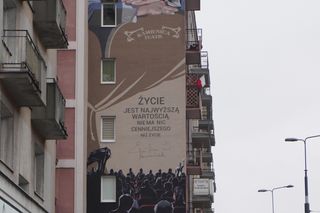 Mural Emiliana Kamińskiego przy al. Jana Pawła Ii w Warszawie