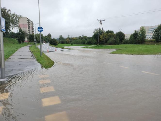 Jelenia Góra zalana. Pod wodą jest już 30 domostw, wiele dróg jest nieprzejezdnych 