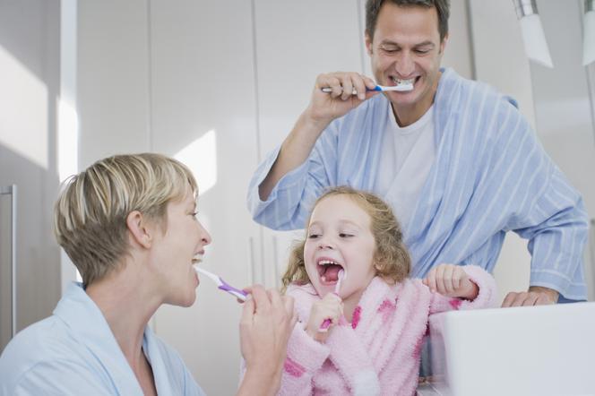 Jak nauczyć dziecko myć zęby? Te gadżety ułatwią szczotkowanie twojemu dziecku