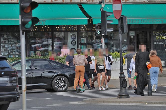 Monika Richardson pędzi na hulajnodze