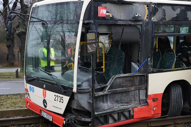 Poważny wypadek w Gdańsku. Zderzenie autobusu z tramwajem. Kilkunastu poszkodowanych