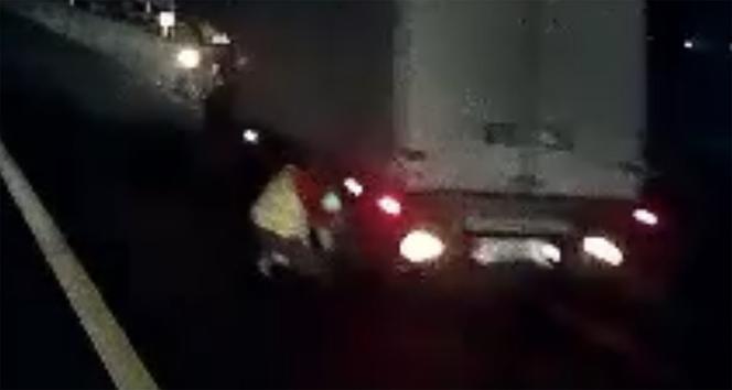 Za sekundę wjedzie w niego tir