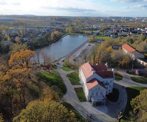 Pałac w Baranowicach jesienią