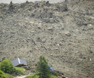 Szwajcaria. Kamienna lawina pogrzebała alpejską wioskę, gdy oderwał się ogromny fragment lodowca