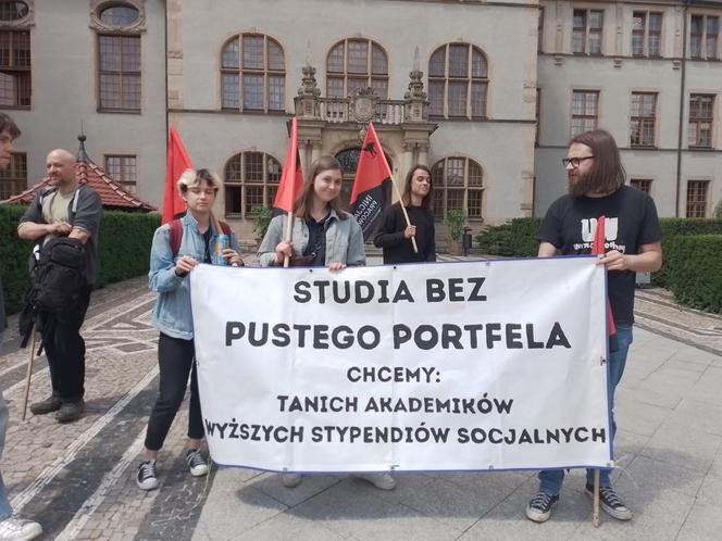 Protest studentów przed rektoratem UAM