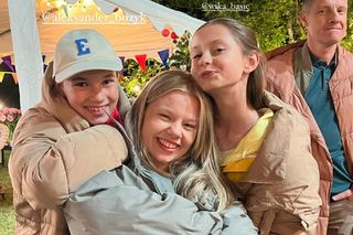 M jak miłość nowy sezon. Misiek (Aleksander Bożyk), Lenka (Olga Cybińska), Hania (Wiktoria Basik), Paweł (Rafał Mroczek) na planie