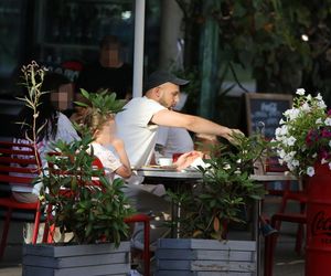 Maciej Pela z córeczkami nad Wisłą