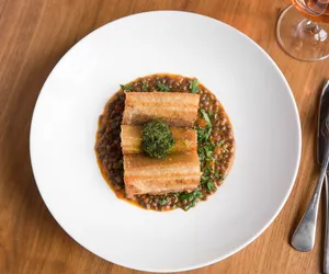 Upiecz boczek z soczewicą i warzywami, a nie pożałujesz. Świetny patent nie tylko na święta