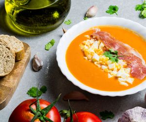 Salmorejo - oryginalny andaluzyjski chłodnik z pomidorów, z szynką i jajkiem