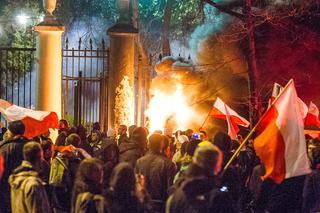 SKANDAL na Marszu Niepodległości 2016: uczestnicy spalili flagę Ukrainy! Będzie protest ambasady [WIDEO]