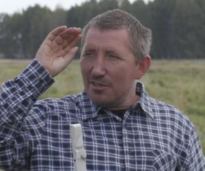 Rolnicy. Podlasie. Andrzej z Plutycz sprzedaje bele siana. Internauci kpią: Za darmo bym nie chciał