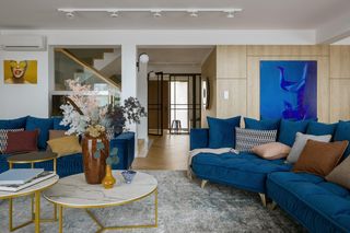 To wnętrze to poezja formy i koloru. Szafirowy akcent robi całą robotę!