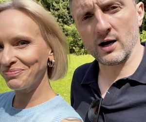 M jak miłość. Dorota (Iwona Rejzner), Bartek (Arkadiusz Smoleński) na planie