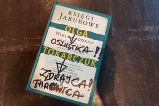 Książki Olgi Tokarczuk z pociętymi stronami i wulgaryzmami na okładkach - to efekty oburzającej akcji