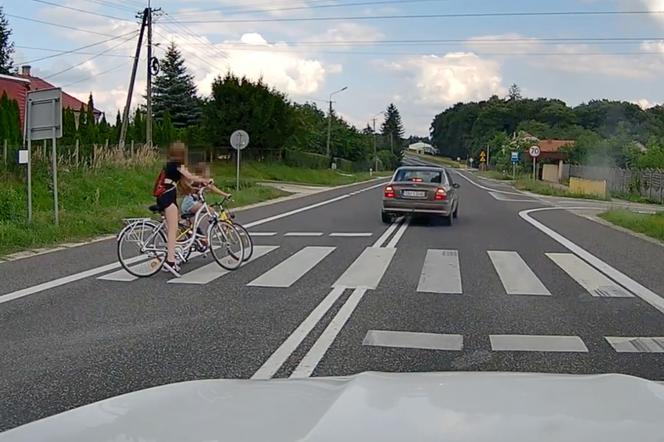 Omijanie auta przed przejściem dla pieszych