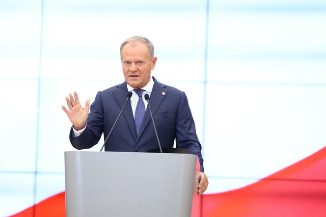 Rozczapierzone palce, „wilcze oczy” i niezaplanowany finał. Ekspert od mowy ciała przeanalizował emocje w wystąpieniu Donalda Tuska