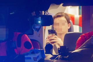 Z wściekłości rozbił swojego mercedesa o drzewo. Potem bawił się telefonem