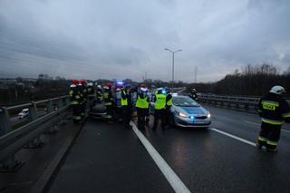 Radiowóz dachował na DTŚ w Katowicach. Ranny został policjant z Małopolski [ZDJĘCIA]