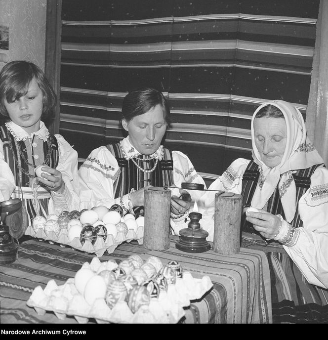 QUIZ PRL. Jajko kontra mazurek. Sprawdź, jak dobrze znasz wielkanocne menu z PRL-u?