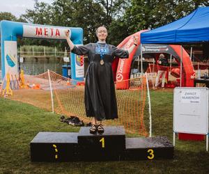 Festiwal Życia w Kokotku. Zdjęcia z czwartego dnia imprezy. Bieg Festiwalowicza i biskup w błocie