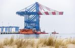 Gdańsk. Do nabrzeża Terminalu T3 na terenie Baltic Hub przybił statek Zhen Hua 32, na pokładzie którego do portu przypłynęły trzy ogromne suwnice przeznaczone do obsługi kontenerowców przy terminalu T3