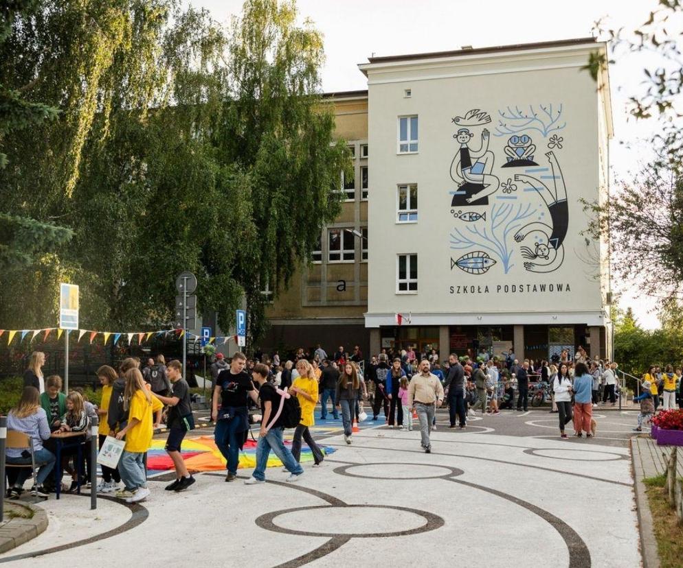 Pierwsza ulica szkolna i mural, który ma zwracać uwagę kierowców. Jak wygląda  ul. Hallera?